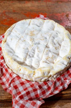 Fransız peyniri, orijinal Camembert de Normandie peyniri, beyaz küfle kaplayın.