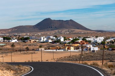 Fuerteventura 'nın kuzeyine giden araba, Kanarya Adaları, İspanya