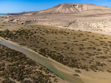 Jandia yarımadasındaki kumullar ve tepeler kışın İspanya 'nın Kanarya Adaları, Fuerteventura, Costa Calma turistik tatil beldesi yakınlarında.