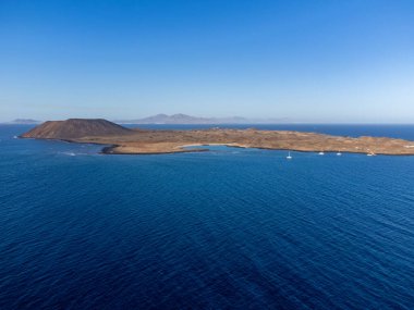 Hava manzaralı Corralejo kumulları, beyaz kumlu plaj, mavi su, Lobos ve Lanzarote adaları, Fuerteventura 'nın kuzeyi, Kanarya adaları, İspanya