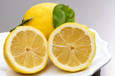 Sorrento 'dan taze taze organik sarı İtalyan limonları, yeni hasat.