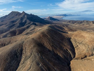 Gözlem noktası Fuerteventura, Kanarya Adaları, İspanya, Betancuria 'nın renkli bazal tepeleri ve Massif Dağları' nın panoramik manzarası