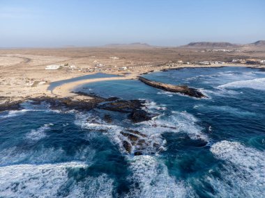 Fuerteventura adasının batı kıyısında. El Cotillo turistik köyünde kış ve güneş tatili, Kanarya adaları, İspanya 'da beyaz kumlu sahil La Concha.