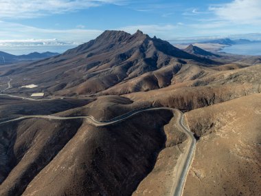 Gözlem noktası Fuerteventura, Kanarya Adaları, İspanya, Betancuria 'nın renkli bazal tepeleri ve Massif Dağları' nın panoramik manzarası