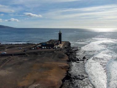 Punta de Jandia ve Fuerteventura adasının güney ucunda deniz feneri, sadece çakıl yolu ile ulaşılabilir, güneşli kış günü.