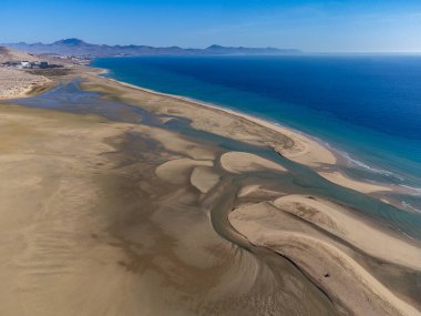 Kumlu kumulların ve Sotavento sahilinin mavi turkuaz suyunun hava manzarası, Costa Calma, Fuerteventura, Kanarya adaları, İspanya kışın