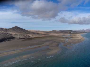 Kumlu kumulların ve Sotavento sahilinin mavi turkuaz suyunun hava manzarası, Costa Calma, Fuerteventura, Kanarya adaları, İspanya kışın