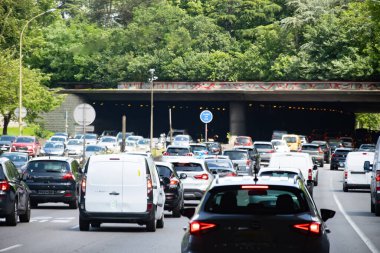 Fransa 'nın başkenti çevre yolunda yoğun yaz trafiği, Paris' te trafik sıkışıklığı ve ulaşım sorunları