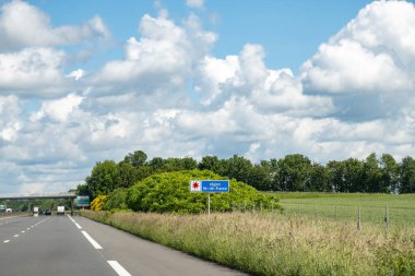 Yaz aylarında Paris ve diğer Fransız şehirlerine giden otoyol ve yol işaretlerinde Fransa 'da farklı tip veya yollar, ulaşım ve trafik işaretleri kullanılıyor