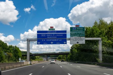 Yaz aylarında Paris ve diğer Fransız şehirlerine giden otoyol ve yol işaretlerinde Fransa 'da farklı tip veya yollar, ulaşım ve trafik işaretleri kullanılıyor