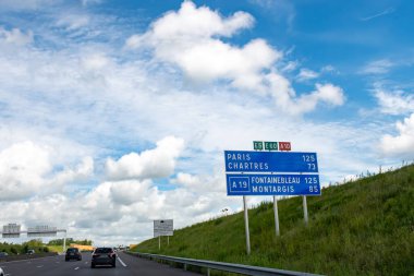 Yaz aylarında Paris ve diğer Fransız şehirlerine giden otoyol ve yol işaretlerinde Fransa 'da farklı tip veya yollar, ulaşım ve trafik işaretleri kullanılıyor