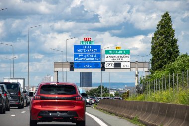 Otoyol işaretleri Paris, Fransa 'nın çevre yolunda yoğun yaz trafiği, Paris' te trafik sıkışıklığı