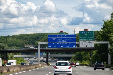 Yaz aylarında Paris ve diğer Fransız şehirlerine giden otoyol ve yol işaretlerinde Fransa 'da farklı tip veya yollar, ulaşım ve trafik işaretleri kullanılıyor