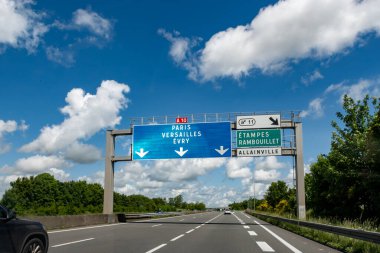 Yaz aylarında Paris ve diğer Fransız şehirlerine giden otoyol ve yol işaretlerinde Fransa 'da farklı tip veya yollar, ulaşım ve trafik işaretleri kullanılıyor