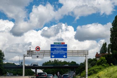 Yaz aylarında Paris ve diğer Fransız şehirlerine giden otoyol ve yol işaretlerinde Fransa 'da farklı tip veya yollar, ulaşım ve trafik işaretleri kullanılıyor
