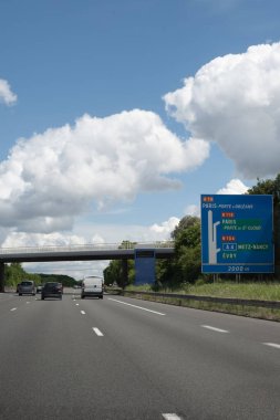 Yaz aylarında Paris ve diğer Fransız şehirlerine giden otoyol ve yol işaretlerinde Fransa 'da farklı tip veya yollar, ulaşım ve trafik işaretleri kullanılıyor