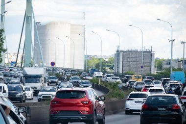 Fransa 'nın başkenti çevre yolunda yoğun yaz trafiği, Paris' te trafik sıkışıklığı ve ulaşım sorunları