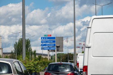 Otoyol işaretleri Paris, Fransa 'nın çevre yolunda yoğun yaz trafiği, Paris' te trafik sıkışıklığı