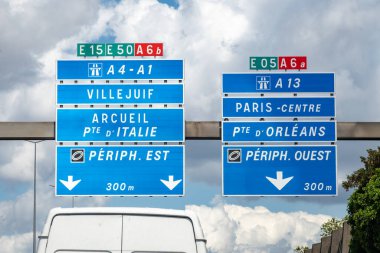 Otoyol işaretleri Paris, Fransa 'nın çevre yolunda yoğun yaz trafiği, Paris' te trafik sıkışıklığı