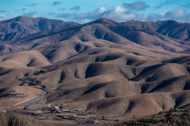 Gözlem noktası Fuerteventura, Kanarya Adaları, İspanya, Betancuria 'nın renkli bazal tepeleri ve Massif Dağları' nın panoramik manzarası