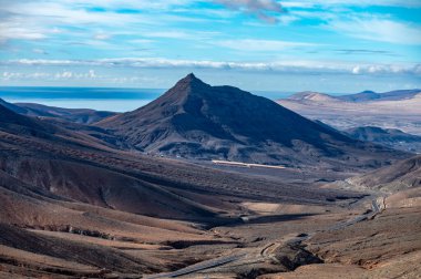 Jandia Yarımadası 'nın kumlu bölgelerinde panoramik manzara ve Betancuria Massif Dağları, Fuerteventura, Kanarya Adaları, İspanya