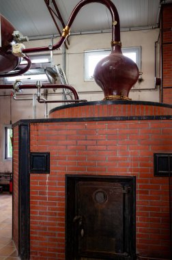 Charentias 'taki konyak ruhlarının çifte damıtma işlemi. Bakır alambik hala eski bir içki imalathanesinde, Charente, Segonzac, Grand Champagne, Fransa