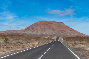 Montana Roja, Fuerteventura 'nın kuzeyine, Corralejo' ya, Kanarya Adalarına, İspanya 'ya kış aylarında araba sürüyor.