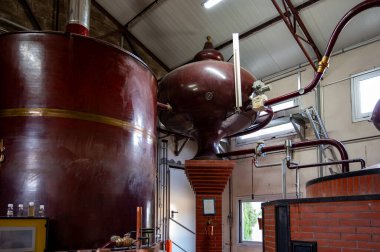 Charentias 'taki konyak ruhlarının çifte damıtma işlemi. Bakır alambik hala eski bir içki imalathanesinde, Charente, Segonzac, Grand Champagne, Fransa