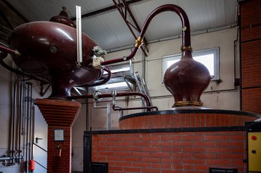 Charentias 'taki konyak ruhlarının çifte damıtma işlemi. Bakır alambik hala eski bir içki imalathanesinde, Charente, Segonzac, Grand Champagne, Fransa