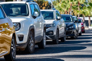 Costa Calma turistik beldesinde sokak parkı, Fuerteventura, Kanarya adalarında araba sürmek, İspanya