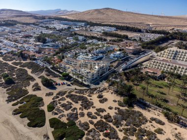 Jandia yarımadasındaki kumullar ve tepeler kışın İspanya 'nın Kanarya Adaları, Fuerteventura, Costa Calma turistik tatil beldesi yakınlarında.