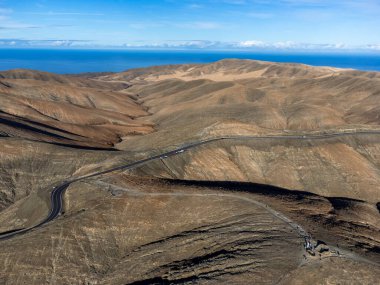 Gözlem noktası Fuerteventura, Kanarya Adaları, İspanya, Betancuria 'nın renkli bazal tepeleri ve Massif Dağları' nın panoramik manzarası