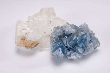 Beyaz ve mavi dağlar kristal renkli değerli taş kuarklar, jeoloji mineralleri beyaz arkaplanı kapatın