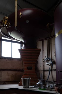 Charentias 'taki konyak ruhlarının çifte damıtma işlemi. Bakır alambik hala eski bir içki imalathanesinde, Charente, Segonzac, Grand Champagne, Fransa