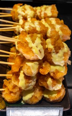 Kaplan karidesli şişler karides kabuklu deniz ürünleri ızgaraya hazır ya da mayonezli bbq yakından.