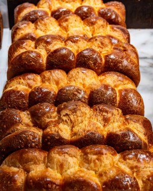 Geleneksel Yahudi ekmeği, pastanede örülmüş brioche ekmeği, yakın plan.