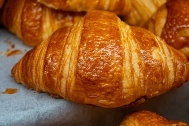 Fransa 'da kahvaltı, Paris, Fransa' da zanaat fırınında taze tereyağlı kruvasan, yakın plan.