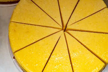 Geleneksel Amerikan tatlısı fırında pişmiş cheesecake turtası New York usulü.