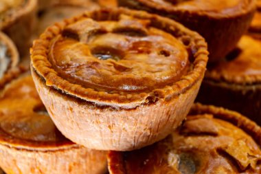 Taze pişmiş etli turtalar, İngiliz çörekleri, dükkanda sergilenen atıştırmalıklar.