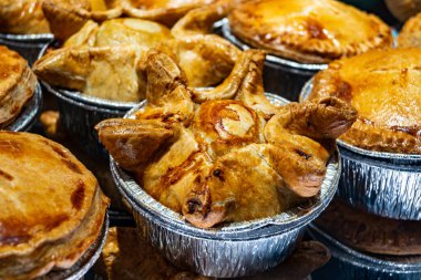Taze pişmiş etli turtalar, İngiliz hamur işleri, Londra 'da sergilenen atıştırmalıklar.