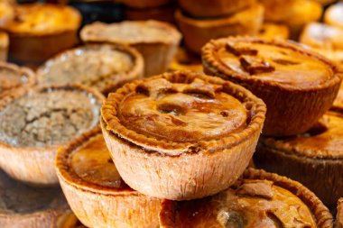 Taze pişmiş etli turtalar, İngiliz hamur işleri, Londra 'da sergilenen atıştırmalıklar.