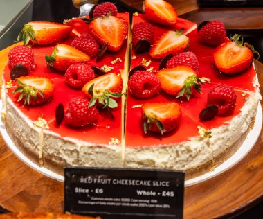 Fırında taze çilekli kırmızı meyve, tatlı peynirli kek turtası.