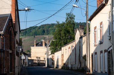 Champagne, Fransa 'da şampanya üreten bir yerde araba sürüyorum. Sokaklar, evler, yol işaretleri ve yazın gidilecek yerler, turistik güzergah