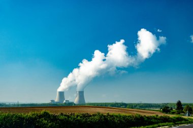 Nükleer enerji santralinin soğutma kulelerine bakın. Isı kaynağı nükleer reaktör, Fransa, Avrupa, ucuz enerji kaynağı.