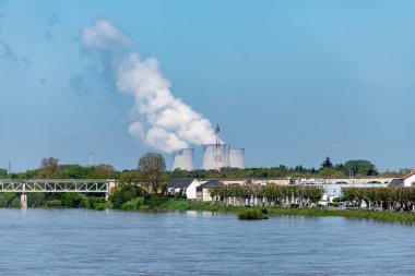 Nükleer enerji santralinin soğutma kulelerine bakın. Isı kaynağı nükleer reaktör, Fransa, Avrupa, ucuz enerji kaynağı.