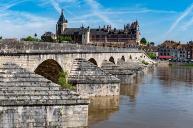 Gien şehrinin eski kesimindeki evler, köprüler ve kaleler Loire nehrinde, Fransa 'nın Loiret bölgesinde.