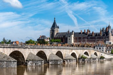 Gien şehrinin eski kesimindeki evler, köprüler ve kaleler Loire nehrinde, Fransa 'nın Loiret bölgesinde.