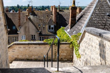 Fransa 'nın Loiret bölgesindeki Loire nehrinde, Gien şehrinin eski bir kesiminde fayanslı çatı ve baca manzaraları bulunmaktadır.