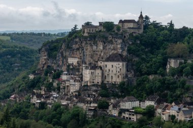 Fransa 'nın güneybatısındaki Lot departmanında seyyahların güzergahında yer alan Rocamadour ortaçağ köyü, yağmurlu bir günde panoramik manzara olan Dordogne Nehri' nin akarsuvaryumunun yukarısındaki vadide yer alması nedeniyle ziyaretçileri cezbetti.