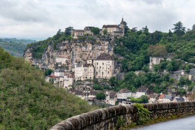 Fransa 'nın güneybatısındaki Lot departmanında seyyahların güzergahında yer alan Rocamadour ortaçağ köyü, yağmurlu bir günde panoramik manzara olan Dordogne Nehri' nin akarsuvaryumunun yukarısındaki vadide yer alması nedeniyle ziyaretçileri cezbetti.